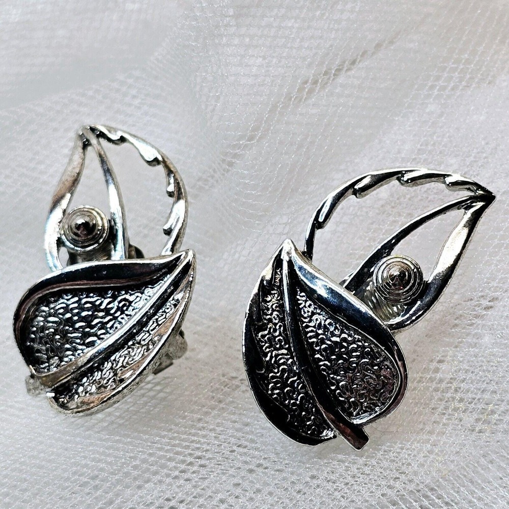 Vintage SARAH‎ COVENTRY Silver Tone Leaves Leaf Clip on Earrings Signed